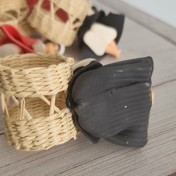 Charming Indigenous ArtesanalNapkin Holders Figurine Set with Woven Baskets. - Picture 12 of 12